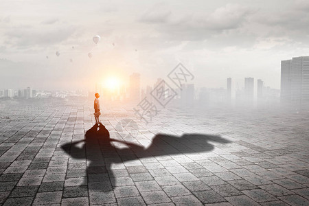 可爱的孩子与胖熊和英雄影子在他的背图片