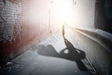 可爱的孩子与胖熊和英雄影子在他的背图片