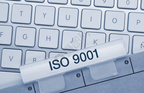 ISO9001在金属键盘上的蓝背景图片