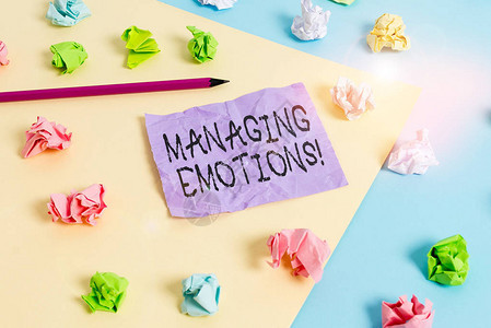 显示管理情绪的书写笔记能力的商业概念对感情开放并在自己身上调节它们彩色皱巴的纸空提图片