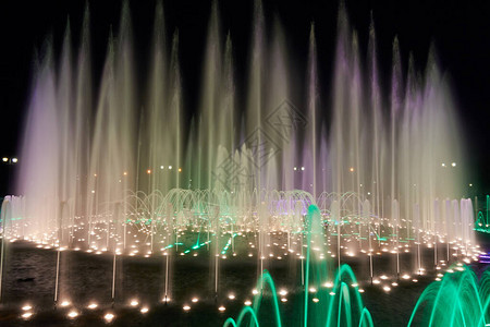 俄国莫斯科沙里锡诺公园夜间音乐及多彩喷泉水展景象图片