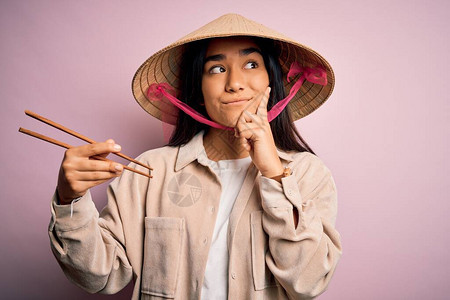 年轻泰女青年戴着传统古典的亚洲人帽子图片