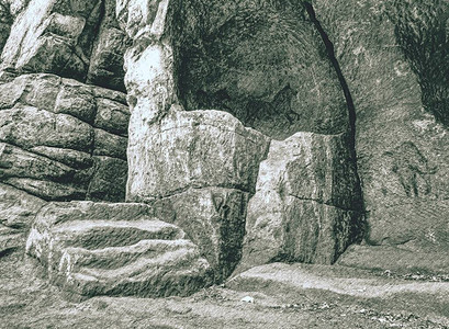古史前原始人作为家园使用的沙石山中的大型掩体或洞穴背景图片