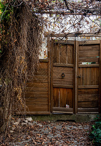 一座废弃房屋的入口处该房屋有褐色封闭图片