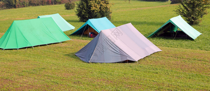 露营地草地上有许多帐篷图片