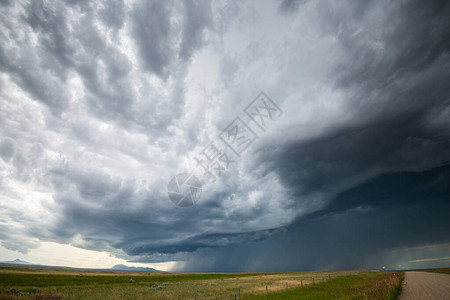 加拿大草原上的暴风雨天空图片
