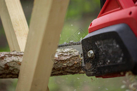 男人用链锯木头关闭电锯木头家政工作理念在森林里图片