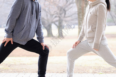 日本男人和女人准备锻炼图片