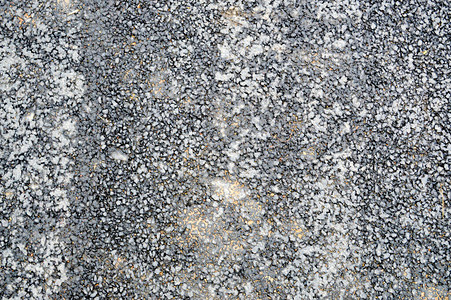 灰色沥青路有小石块和裂缝图片