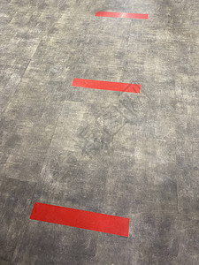 铺有红线的瓷砖地板保持距离社会距离隔离图片