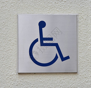 日本建筑物墙上的轮椅指示牌背景图片