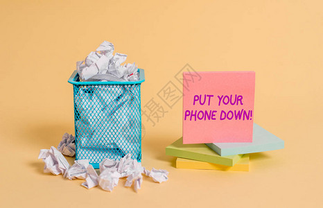 概念手写显示放下你的手机概念意义结束电话连接说再见来电者皱巴的纸和放在垃圾背景图片