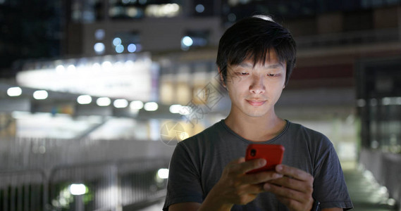 夜间在城市中男子图片