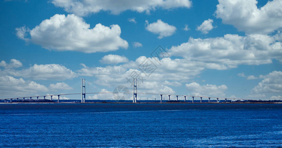 在海湾通道上的吊桥图片
