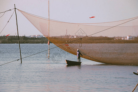 设置固定升降网或升降网的渔民这是越南传图片
