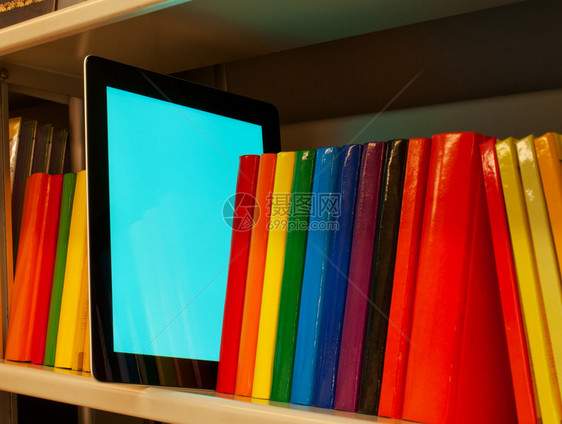 架子上彩色书籍和电子图书图片