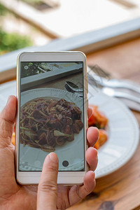 手持智能手机在食图片