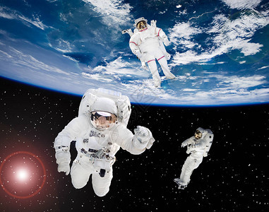 太空宇航员在外层空间飞行图片