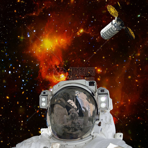 宇宙航员对星系和恒星摆姿势外太空这是美国航天局提供图片