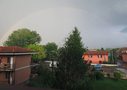 彩虹是由太阳光在雨水滴中的反射折射和色散引起的图片