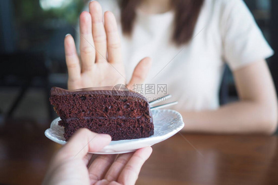女人经常和人们一起推蛋糕盘子不要吃图片