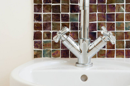 现代洗手盆水龙头和瓷砖防溅板图片