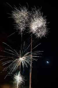 长时间曝光的烟花在夜间在天空中爆炸图片