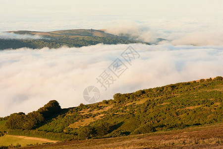 萨默塞特乡村连绵起伏的丘陵中低云的风景图片