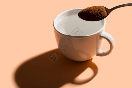 将速溶咖啡倒在杯子上图片