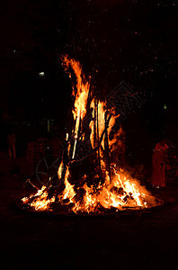 Holi节前夕的Bonfire象征着破坏士气的图片