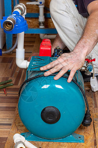 安装供暖或供水系统男水管工图片