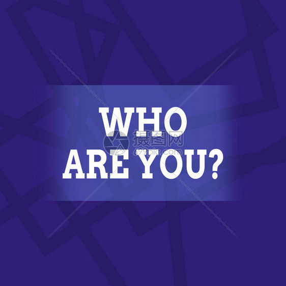 概念手写显示你是谁的问题紫色单抽象图案中的概念意义询问其身份或展示信息图片