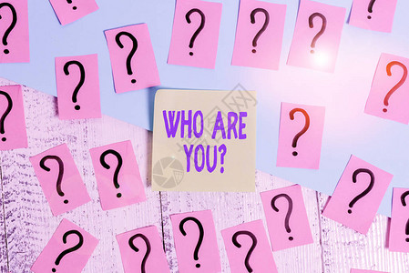 概念手写显示你是谁的问题概念意义询问其身份或展示信息木桌上图片