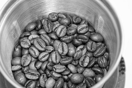 咖啡豆研磨机和咖啡豆的特写图片