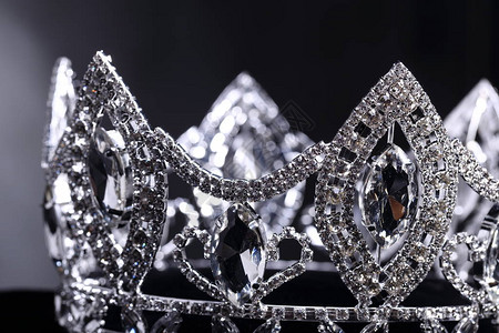 宝石摄影Tiara珠宝首饰装宝石和黑色天鹅绒布的抽象黑暗背景插画