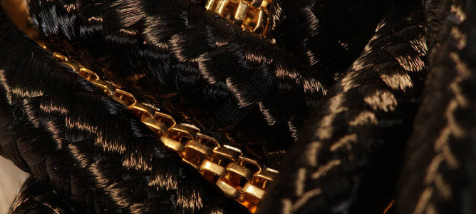 散装混合配件近距离查看项链黑金编织和有价值的装饰物的纹理细节图片