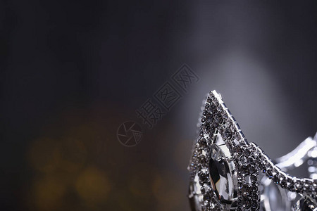 宝石摄影Tiara珠宝首饰装宝石和黑色天鹅绒布的抽象黑暗背景插画