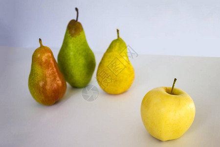 三个不同的梨和一个苹果图片
