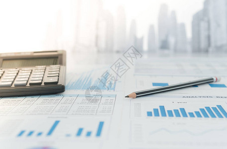 铅笔带有财务图表的计算器和商业顾问表上的图表报告投资规划的概念图片
