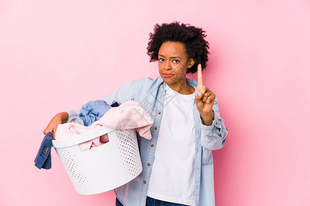 中年的非洲女在洗衣房做衣物单独展图片