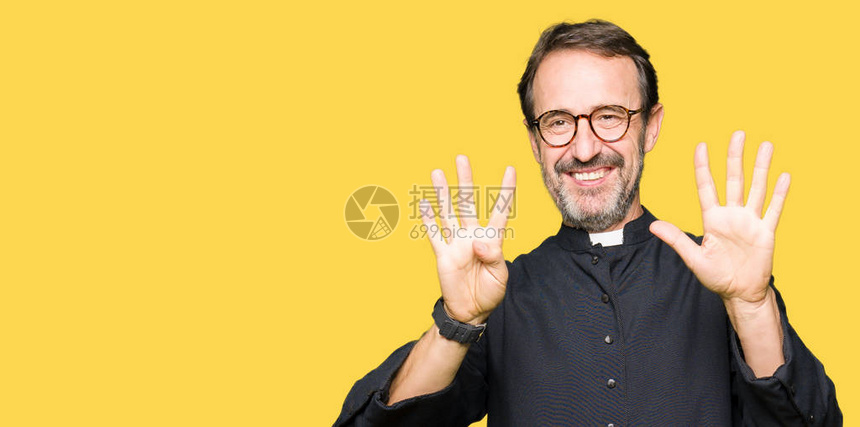 身着天主教袍的中年牧师男子展示和指着9号手指图片