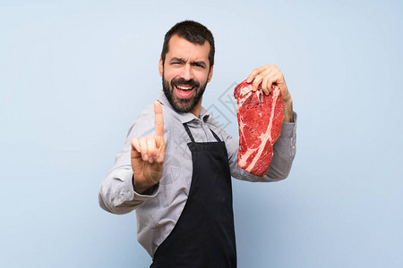 厨师拿着生肉展示和举起手指图片