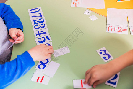 孩子学会通过添加数字来计算图片