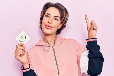 木 吉年轻美丽的女士带着微笑的模木吉提醒微笑着一个想法或问题与