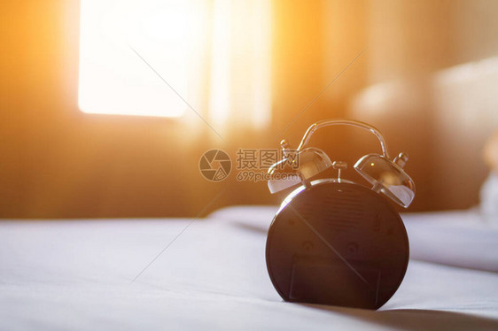 早上窗口设置的闹钟用于设置提醒约会的时间是一个模拟闹钟图片