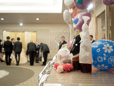新娘和新郎在日本的婚礼招待会上发图片