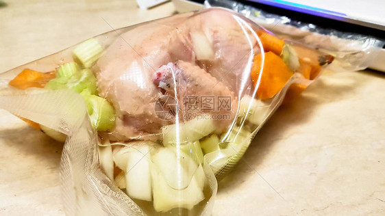 鸡肉和蔬菜放在真空袋图片