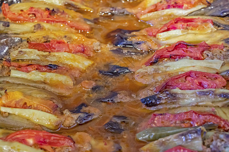 餐饮中配有茄子和碎肉的土耳其传统食品karn图片