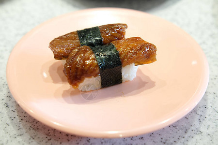 粉红色菜盘上的Unagieel寿司日本图片