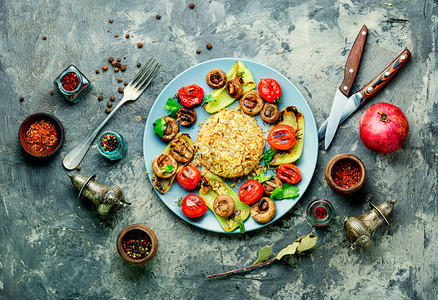 土耳其面条土耳其大米加蔬菜的烤饭图片